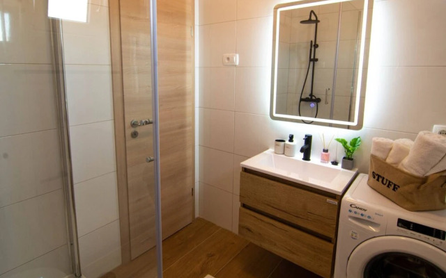 All New Sea View Apartment Moderna