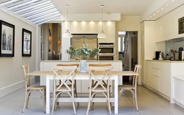 Stunning Recently Renovated 3 Bedroom Home Fuham - Munster Village