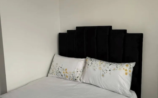Peaceful Luton Apartment Close to Airport & Amenities