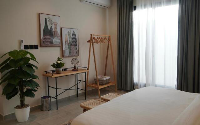 Cozy 3- bedroom unit with an outside seating area