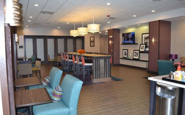 Flag Point Inn & Suites Pratt by FairBridge