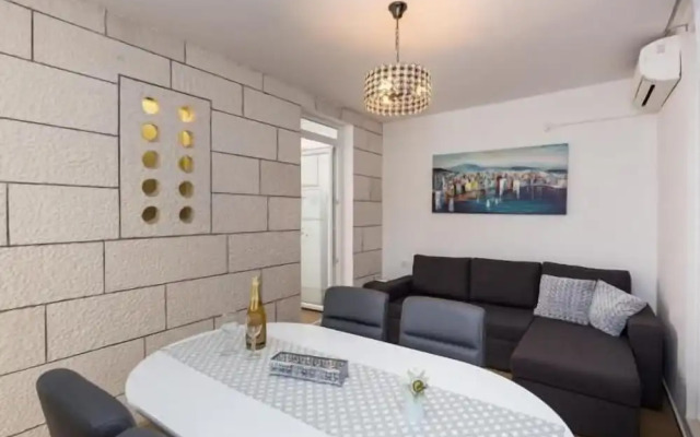 Apartment Hitri - One Bedroom Apartment With Terrace and Garden View