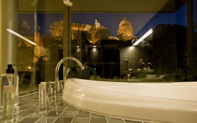 Leon Hotel & Lounge