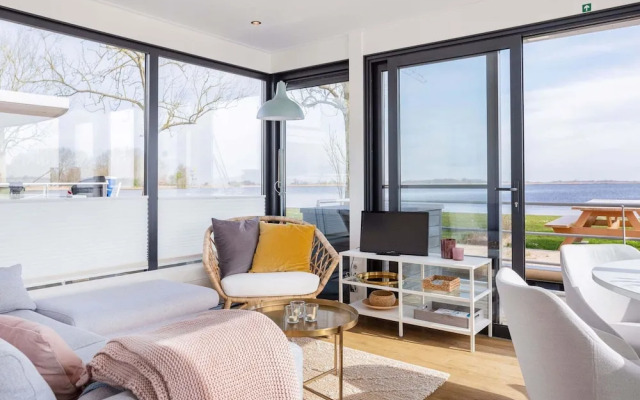 Houseboat Sneekermeer With Garden and Views