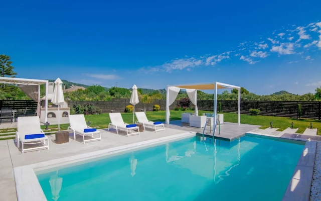 Madini Luxury villa with private Heated pool