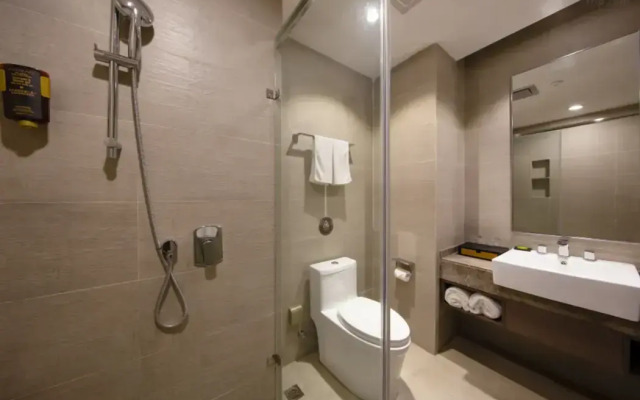 Homeinn Plus Hotel (Danyang Glasses Industrial Park Railway Station)