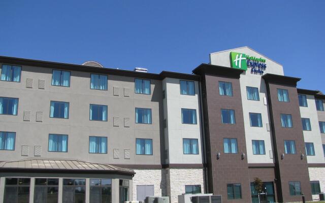 Holiday Inn Express and Suites Kansas City Airport, an IHG Hotel