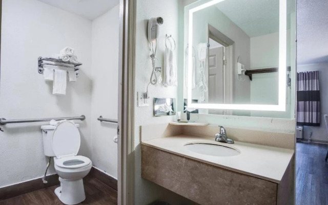 Cottonwood Suites Savannah Hotel & Conference Center