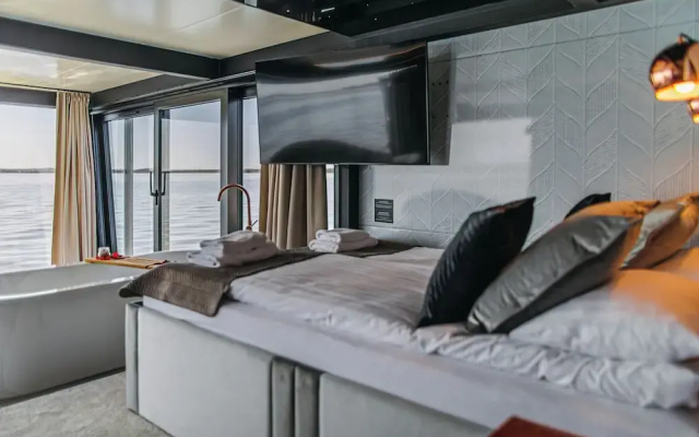 HT Houseboats