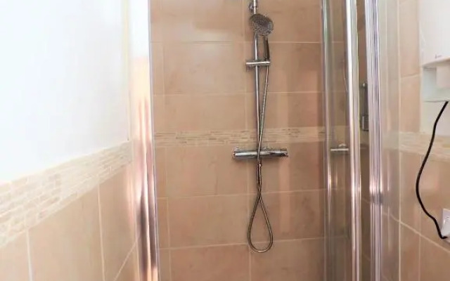 Studio moderne, hypercentre de Cholet, arrivée autonome !