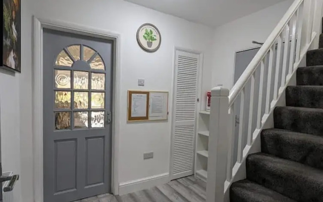 5 Bed Family Home Greater London, Free Parking