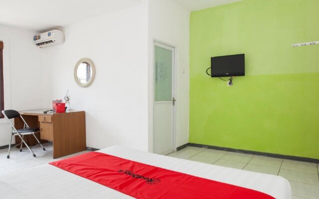 RedDoorz Plus near Songgoriti Temple