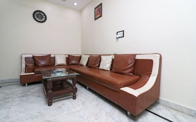 OYO 24879 Royal Taj Home Stay