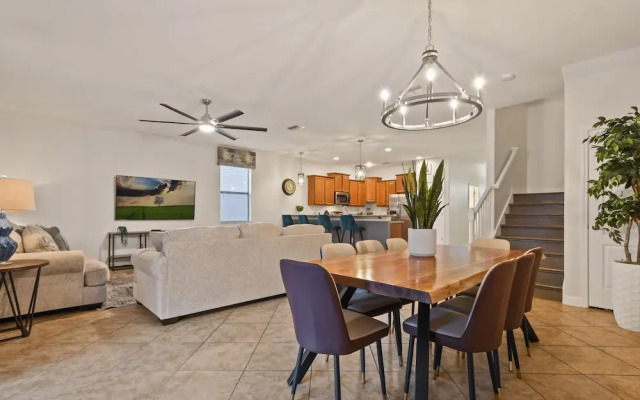 Disney themed, pool, close to parks!