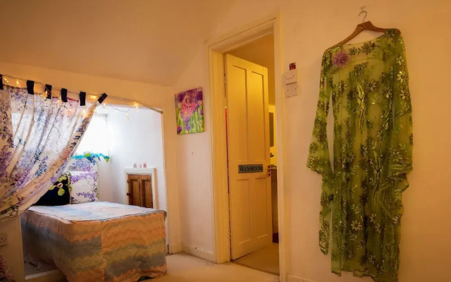 Artsy 5-bed House w/ Garden