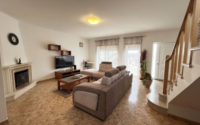 Salmon Villa near São Martinho do Porto