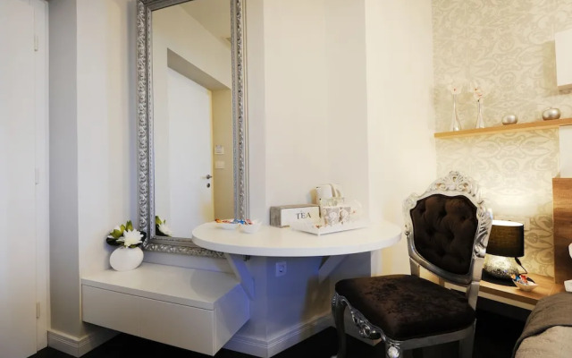 Silver & Gold Luxury Rooms