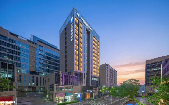Holiday Inn Express Shenzhen Baolong Metro Station By IHG