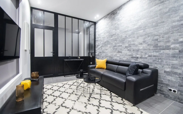 Dreamyflat - facing the Louvre