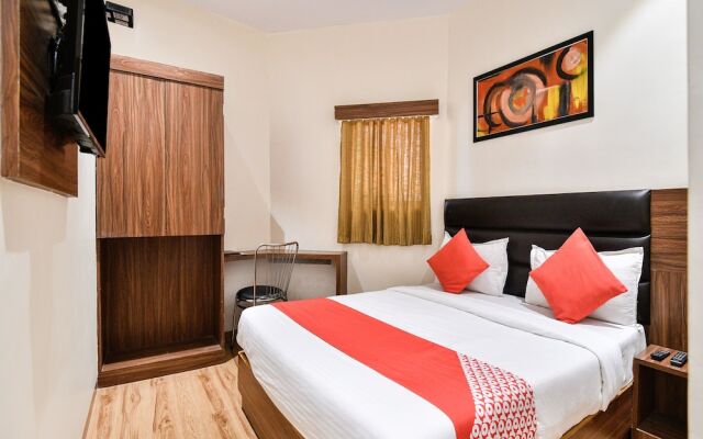 OYO 15535 Deluxe Residency