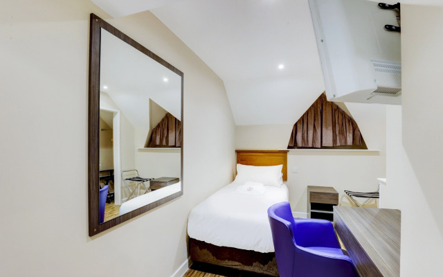 Gissons Hotel by OYO Rooms