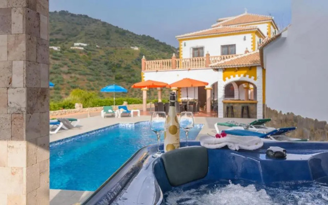 Villa Javier Sayalonga by Ruralidays