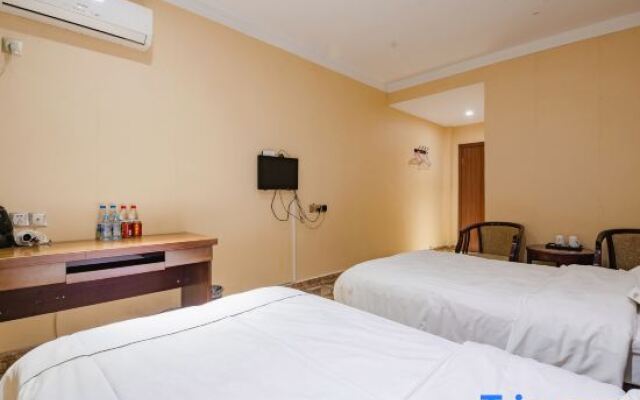 Xianglong Business Hotel (Xinyang Railway Station Tianrun Plaza)
