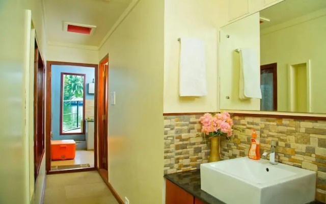 Sreekrishna Houseboat