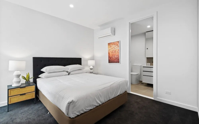 Modern Apartment on Burgundy Precinct & Parklands – Guest Rooms – Melbourne