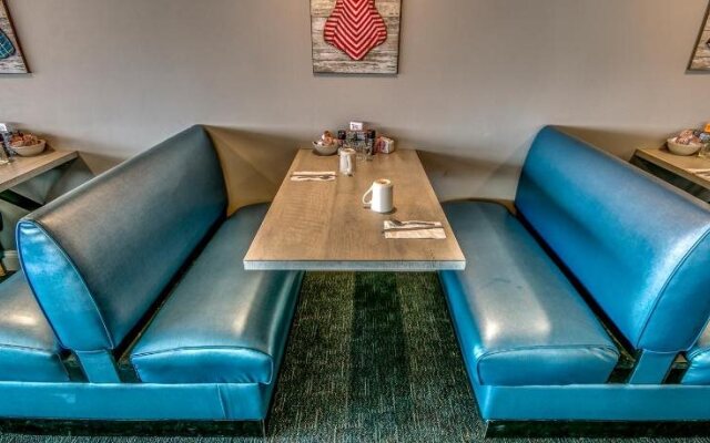 Admiral Resort Motel