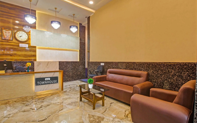 Super Townhouse Centre Point Inn Near Esplanade Metro Station