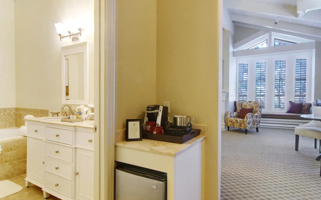 Carriage House Inn
