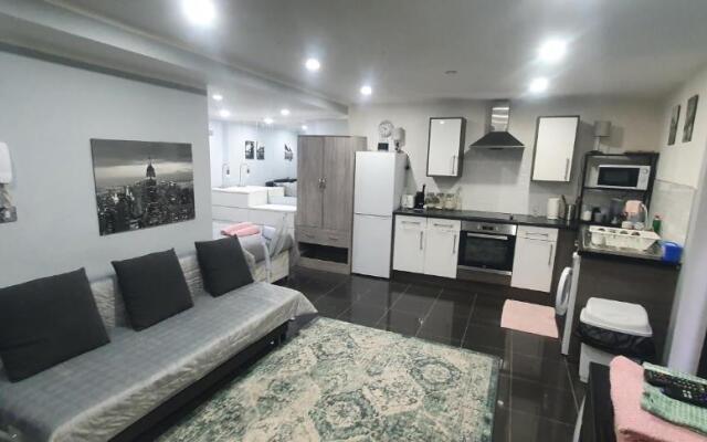Studio, up to 4 PEOPLE, City Center location