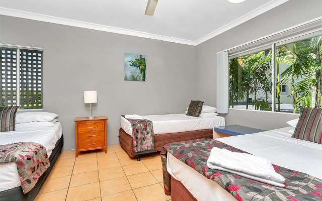 Cairns Reef Apartments & Motel