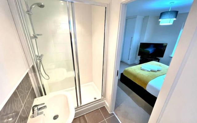 Beautiful 3-bed Apartment With Driveway Parking