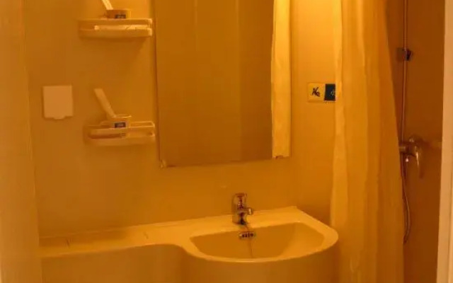 Eaka Hotel