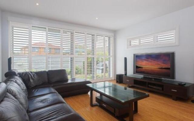 7 Judith Street - Stunning duplex with ducted air