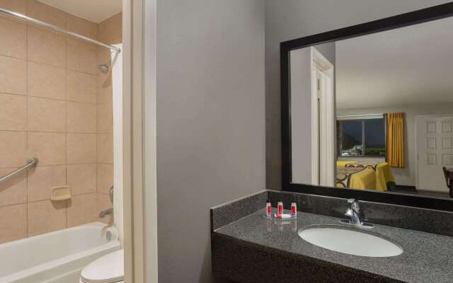 Super 8 by Wyndham Universal City