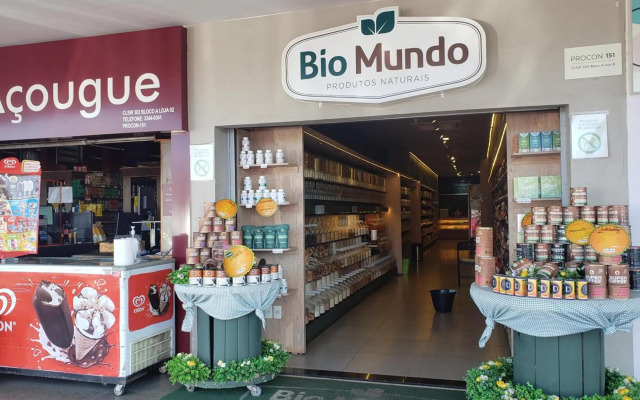 Descanse na rede da varanda sob as árvores.