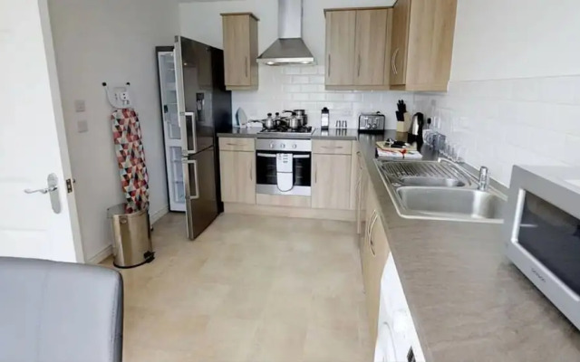 Stayzo Cole Green Lane - Free Parking