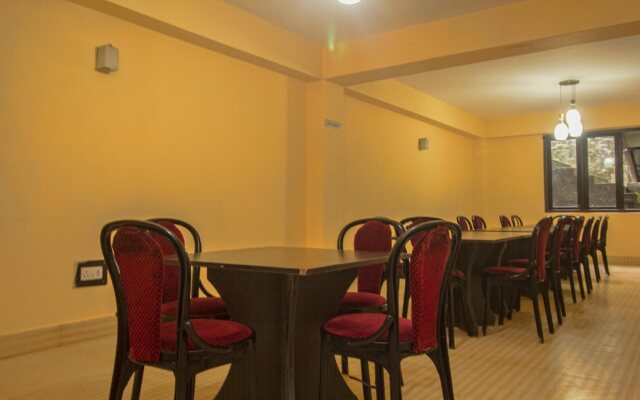 Hotel Golden Shangrila By OYO Rooms