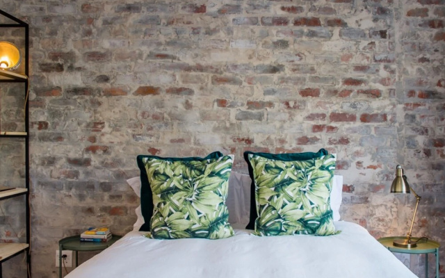 Newly Renovated Top Floor Studio Apartment In Gardens