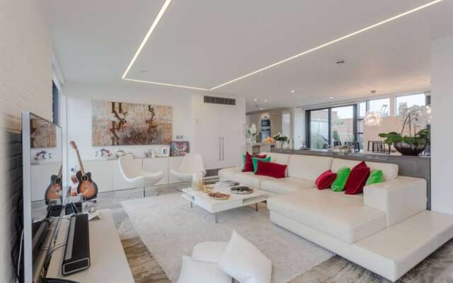 2 Bedroom Penthouse Apartment in Pimlico