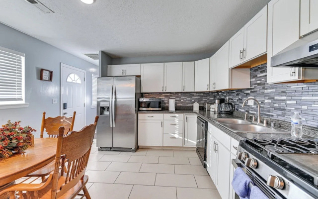 7 Mi to Louisville: Family-friendly Jefferson Home