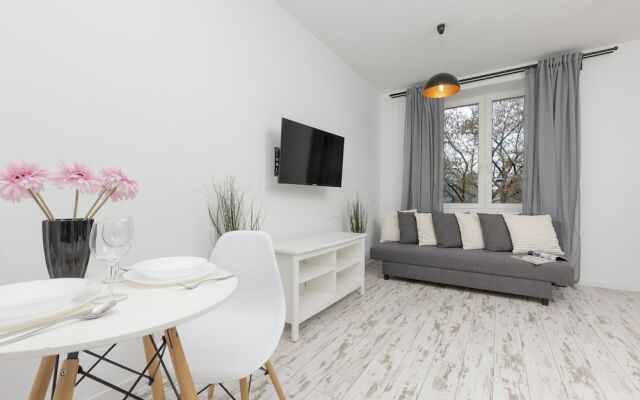Gagarina Apartment Warsaw by Renters