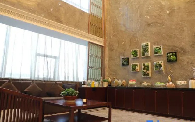 Asia Europe Hotel (Lan Da Er Yuan Branch, Xiguan Metro Station)