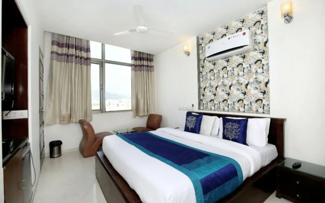 OYO 1496 Hotel Sky 5
