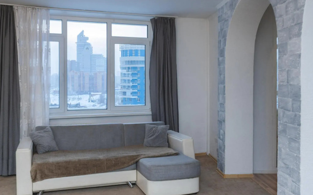 Суточно на улице Авиаторов 42