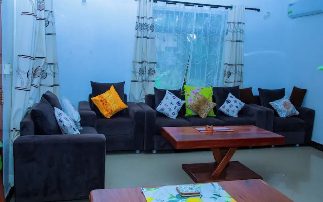 Dar es Salaam-sleeps8-parking-garden-pet Friendly