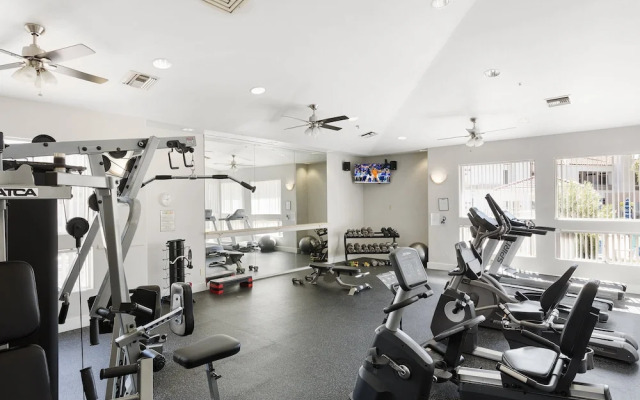 Solace - Community Pool & Gym -walk to Restaurants